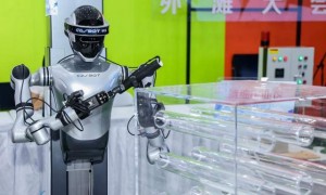 外滩大会职业机器人上岗：从废墟救出“婴儿” 在矿洞“插火药布雷管”